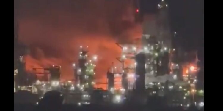 Τουρκία: Έκρηξη σε διυλιστήριο στη Σμύρνη – Τέθηκε υπό έλεγχο η φωτιά [vids]