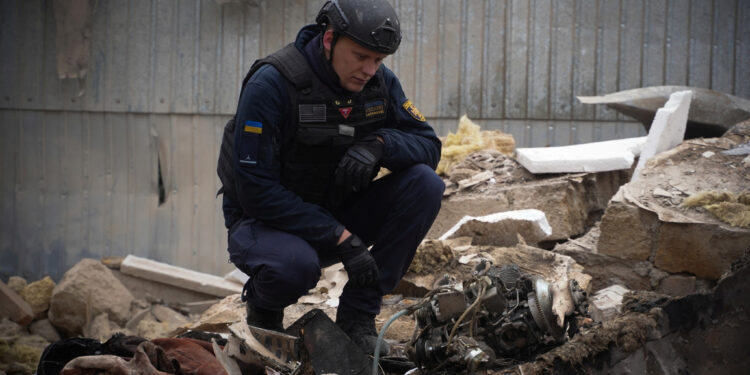 Ούρσουλα φον ντερ Λάιεν: Η Ουκρανία μπορεί να «υπολογίζει» στην ΕΕ – Μακρόν: Ο Πούτιν κλιμακώνει τον πόλεμο