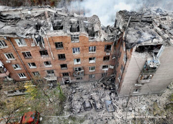 Κρίβι Ριχ: Τραυματίες από πλήγμα ρωσικού πυραύλου σε συγκρότημα κατοικιών [vids]