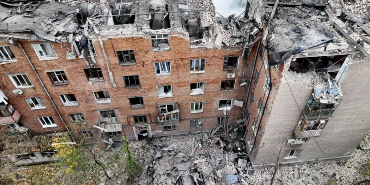 Κρίβι Ριχ: Τραυματίες από πλήγμα ρωσικού πυραύλου σε συγκρότημα κατοικιών [vids]