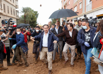 Ισπανία – πλημμύρες: Έντονες αποδοκιμασίες από το πλήθος κατά του πρωθυπουργού και του βασιλιά