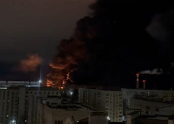 Ρωσία: Πυρκαγιά σε διυλιστήριο πετρελαίου – Για «συντρίμμια ουκρανικού drone» κάνει λόγο ο περιφερειάρχης [vids]
