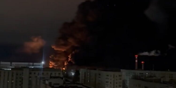 Ρωσία: Πυρκαγιά σε διυλιστήριο πετρελαίου – Για «συντρίμμια ουκρανικού drone» κάνει λόγο ο περιφερειάρχης [vids]