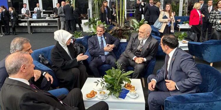 Μητσοτάκης, Ερντογάν, Χριστοδουλίδης και Ράμα σε άτυπη συνάντηση στην Βουδαπέστη