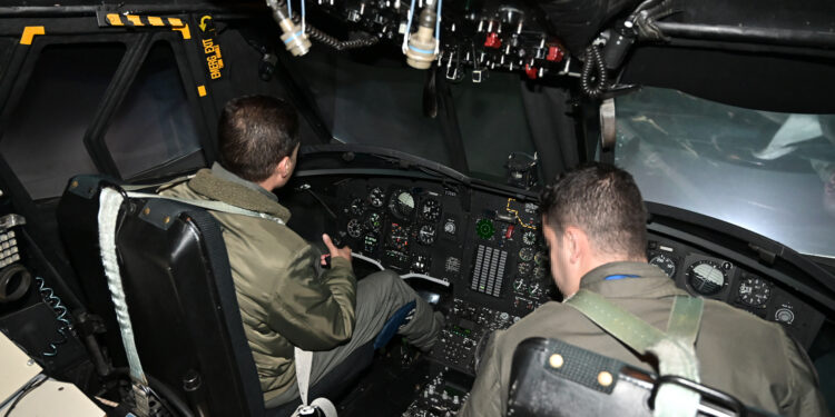 Chinook: Εκπαίδευση αξιωματικών της Αιγύπτου στον εξομοιωτή πτήσης ελικοπτέρων του 2ου ΣΥΑΣ