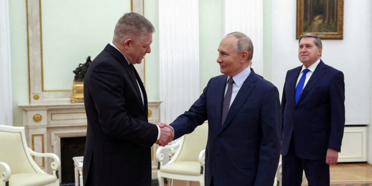 Ζελένσκι: «Έξαλλος» με τον Σλοβάκο πρωθυπουργό που συναντήθηκε με τον Πούτιν στη Μόσχα