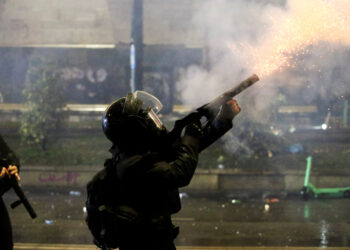 Γεωργία: Η αστυνομία έκανε χρήση δακρυγόνων για να διαλύσει διαδηλωτές κατά της φιλορωσικής στροφής της κυβέρνησης [pics, vid]