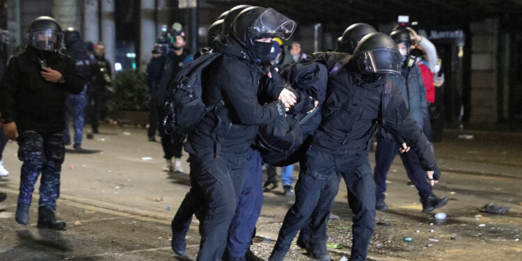 Γεωργία: Η στιγμή που συλλαμβάνεται ηγέτης της αντιπολίτευσης – Η Ρωσία «φοβάται» απόπειρα ουκρανικού τύπου «πορτοκαλί επανάστασης» [vid, pics]