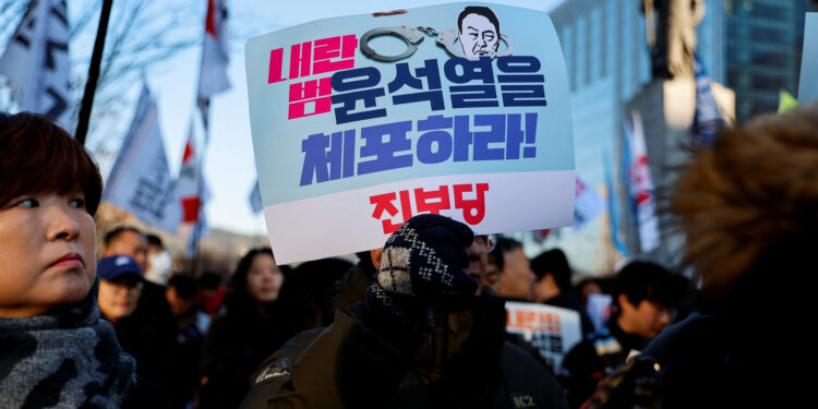 Νότια Κορέα: Αντίστροφη μέτρηση για τον πρόεδρο Γιουν – Άπαντες πιέζουν για παραίτησή του