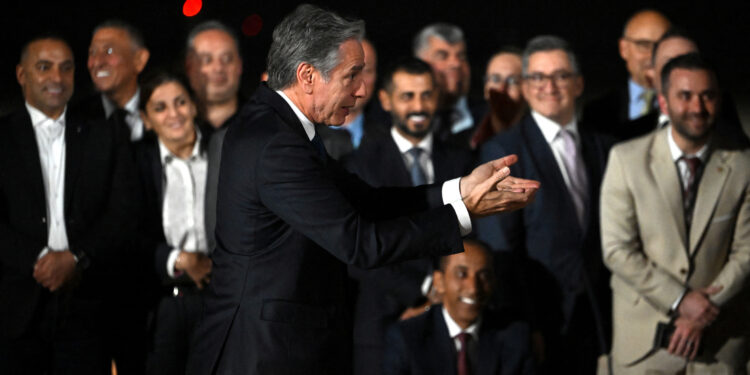 Μπλίνκεν: Οι ΗΠΑ δημιούργησαν «άμεση» επαφή με την ισλαμιστική οργάνωση HTS στη Συρία