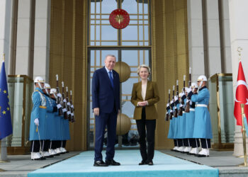 Ούρσουλα φον ντερ Λάιεν από Άγκυρα: Η ΕΕ πρέπει να ενισχύσει τις σχέσεις με την HTS στη Συρία