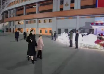 Κιμ Γιο Τζονγκ: Η αδελφή του βορειοκορεάτη ηγέτη εμφανίζεται για πρώτη φορά σε βίντεο να συνοδεύεται από δύο παιδιά
