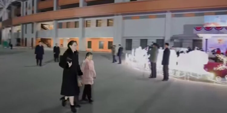 Κιμ Γιο Τζονγκ: Η αδελφή του βορειοκορεάτη ηγέτη εμφανίζεται για πρώτη φορά σε βίντεο να συνοδεύεται από δύο παιδιά