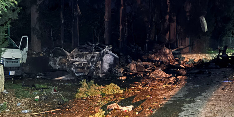 Λίβανος: Nεκροί και τραυματίες μετά την ανατίναξη αυτοκινήτου από αέρος – «Μετέφεραν όπλα της Χεζμπολάχ» [vids]