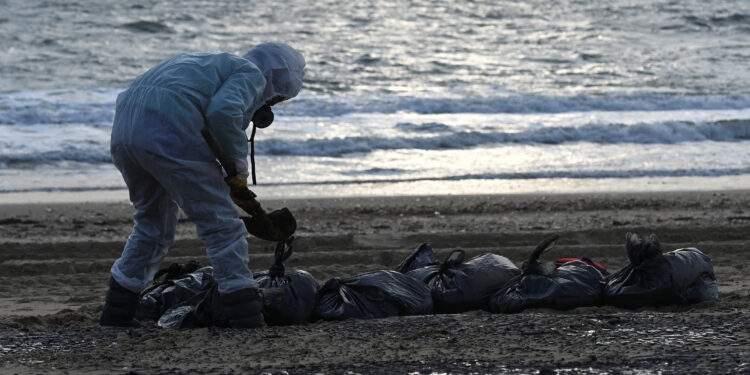 Μαύρη Θάλασσα: Η πετρελαιοκηλίδα από τα δύο ρωσικά τάνκερ διευρύνεται [vids]