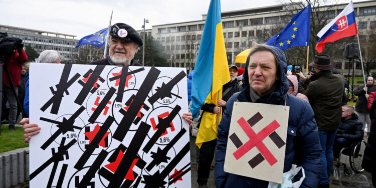Σλοβακία: Διαδήλωση κατά των φιλορωσικών πολιτικών του πρωθυπουργού Φίτσο στην Μπρατισλάβα