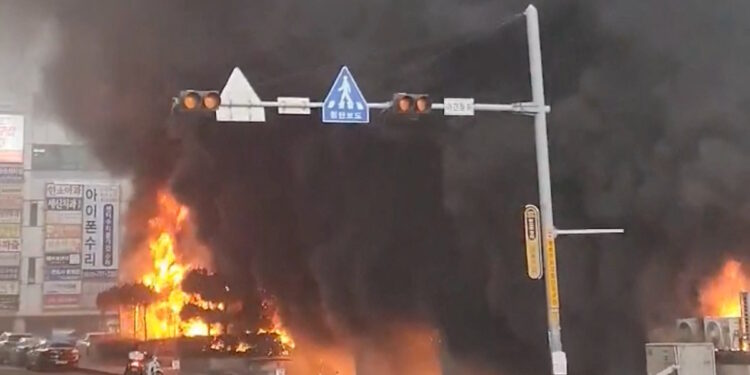 Νότια Κορέα: Δεκάδες άνθρωποι διασώθηκαν από φλεγόμενο κτίριο
