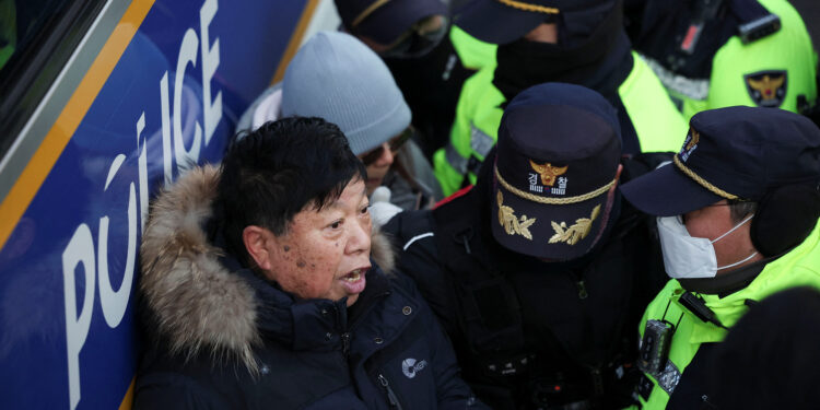 Πολιτική κρίση στη Νότια Κορέα: Οι ερευνητές δεν μπόρεσαν να συλλάβουν τον παυθέντα πρόεδρο Γιουν [vids]