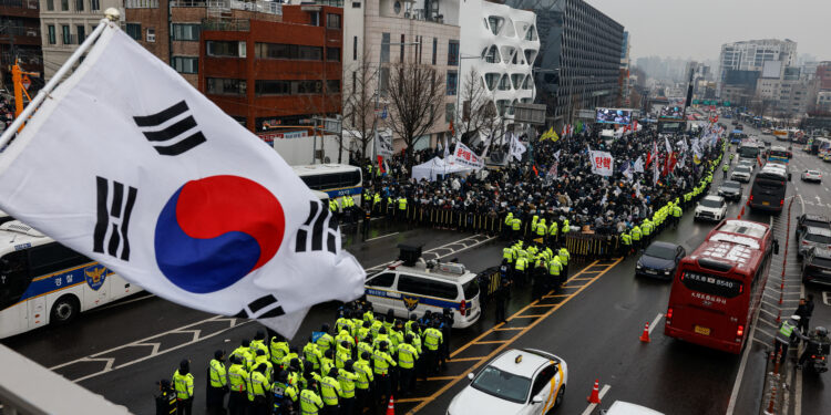 Νότια Κορέα: Διαδηλώσεις στη χιονισμένη Σεούλ υπέρ και κατά της φυλάκισης του Γιουν Σοκ-γελ