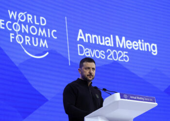 Ζελένσκι από το Νταβός: «Η Ευρώπη πρέπει να μάθει να αμύνεται μόνη της – Επενδύστε στα ουκρανικά drones»