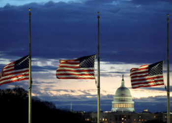 Τραμπ - μεσίστιες σημαίες