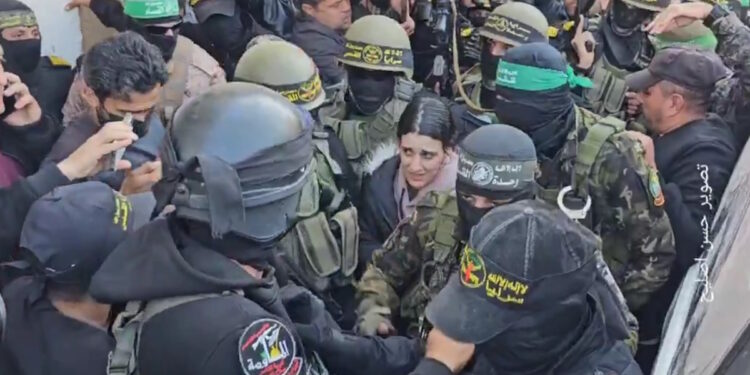 Λωρίδα της Γάζας: Ο Ισλαμικός Τζιχάντ παρέδωσε στον Ερυθρό Σταυρό τους Ισραηλινούς ομήρους Αρμπέλ Γεχούντ και Γκάντι Μόζες [vids]