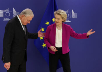 Ούρσουλα φον ντερ Λάιεν σε απεσταλμένο των ΗΠΑ: «Τώρα είναι η κρίσιμη στιγμή»