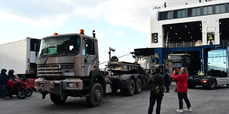 Σεισμοί στη Σαντορίνη: Οι Ένοπλες Δυνάμεις θα φτιάξουν λιμάνι διαφυγής σε ασφαλή τοποθεσία