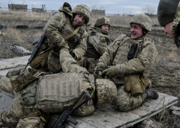 WSJ: Οι ΗΠΑ απειλούν την Ρωσία με στρατιωτική δράση και κυρώσεις για να επέλθει ειρήνη στην Ουκρανία