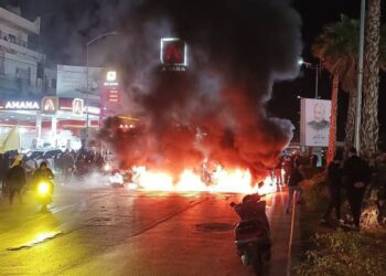 Βηρυτός: Υποστηρικτές της Χεζμπολάχ απέκλεισαν τον αυτοκινητόδρομο που οδηγεί στο διεθνές αεροδρόμιο