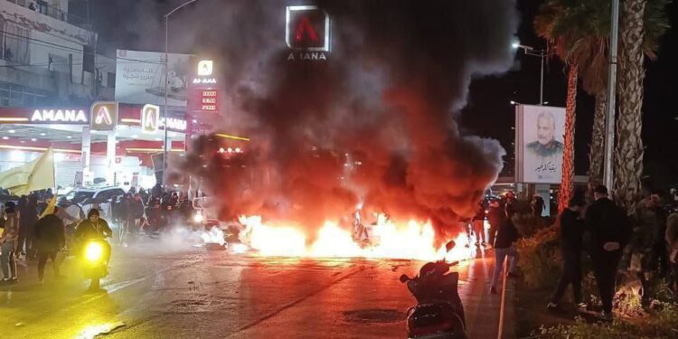 Βηρυτός: Υποστηρικτές της Χεζμπολάχ απέκλεισαν τον αυτοκινητόδρομο που οδηγεί στο διεθνές αεροδρόμιο