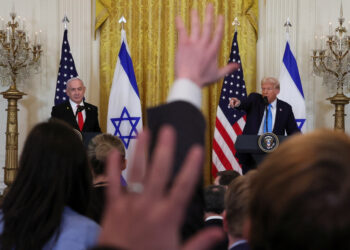 Τραμπ: Οι ΗΠΑ θα «πάρουν τον έλεγχο της Λωρίδας της Γάζας» – Θέλει να την κάνει «Κυανή Ακτή» της Μ. Ανατολής