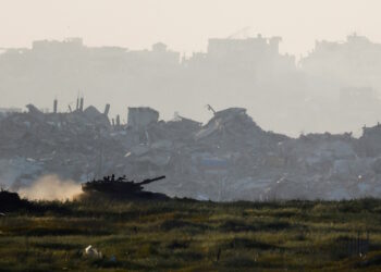 Ισραήλ: Εντείνει τους βομβαρδισμούς στη Γάζα «εκβιάζοντας» τη Χαμάς για απελευθέρωση όλων των ομήρων