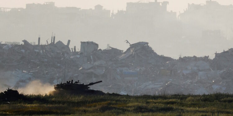 Ισραήλ: Εντείνει τους βομβαρδισμούς στη Γάζα «εκβιάζοντας» τη Χαμάς για απελευθέρωση όλων των ομήρων