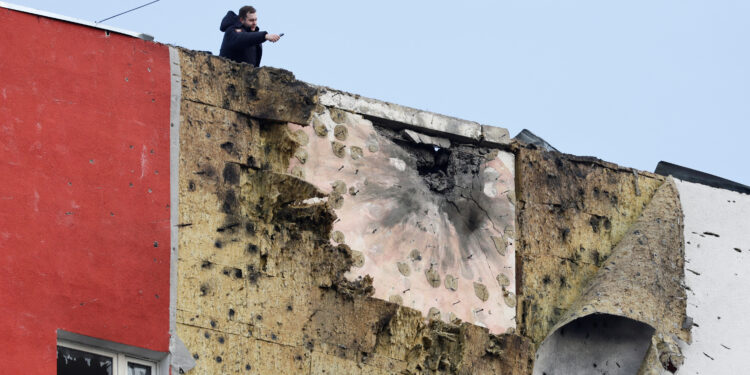 Ρωσία: Δέχτηκε μία από τις μεγαλύτερες επιθέσεις ουκρανικών drones – Στόχος και η Μόσχα [vids]