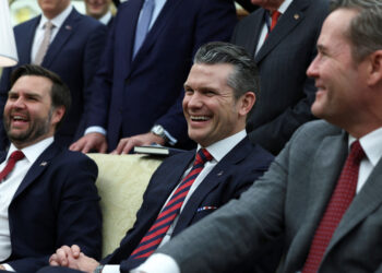 Το The Atlantic βγάζει «στη σέντρα» την κυβέρνηση των ΗΠΑ για την επίθεση στους Χούθι: «Στον αέρα» άκρως απόρρητες πληροφορίες