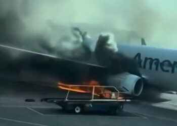 Τρόμος στο Ντένβερ: Boeing 737-800 της American Airlines παίρνει φωτιά μετά την προσγείωσή του