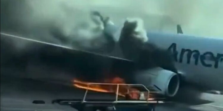 Τρόμος στο Ντένβερ: Boeing 737-800 της American Airlines παίρνει φωτιά μετά την προσγείωσή του