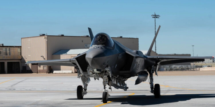 Frankenjet: Έτοιμο το stealth μαχητικό που συναρμολογήθηκε από δύο μη επιχειρησιακά F-35 [vid]