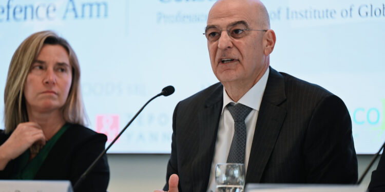 Δένδιας: Η ΕΕ να επενδύσει στην οικοδόμηση ικανοτήτων με την εκ νέου δημιουργία αμυντικής βιομηχανικής βάσης