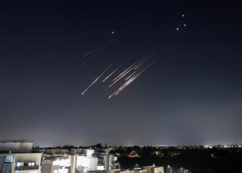 Ισραήλ: Συγκλονιστικά πλάνα από τα φονικά μπαράζ ιρανικών πυραυλικών επιθέσεων – Συνολικά 13 νεκροί [pics, vid]