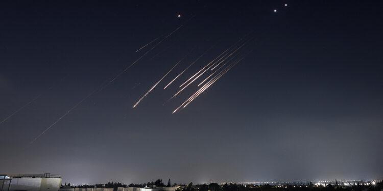 Ισραήλ: Συγκλονιστικά πλάνα από τα φονικά μπαράζ ιρανικών πυραυλικών επιθέσεων – Συνολικά 13 νεκροί [pics, vid]