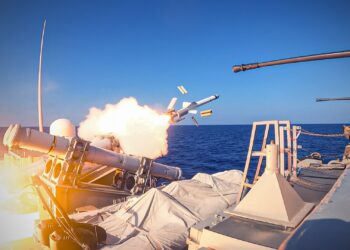 Πολεμικό Ναυτικό: «Στο φως» τα εντυπωσιακά πλάνα από τις εκπαιδευτικές βολές κατευθυνομένων βλημάτων