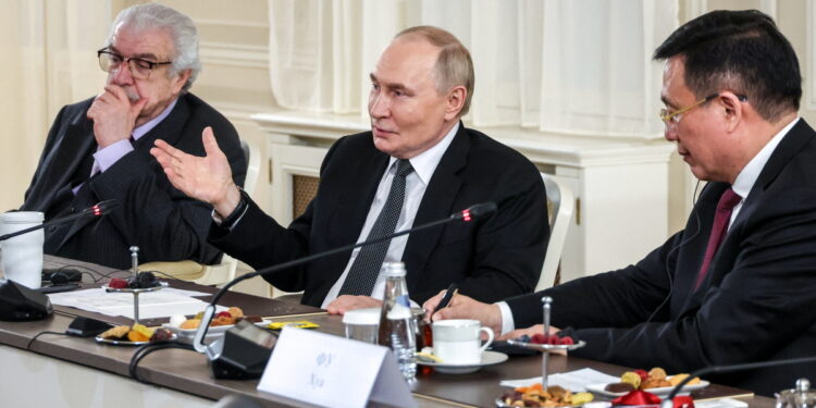 Πούτιν: Δεν θέλει «ούτε καν να συζητήσει» την πιθανή δολοφονία του Χαμενεΐ