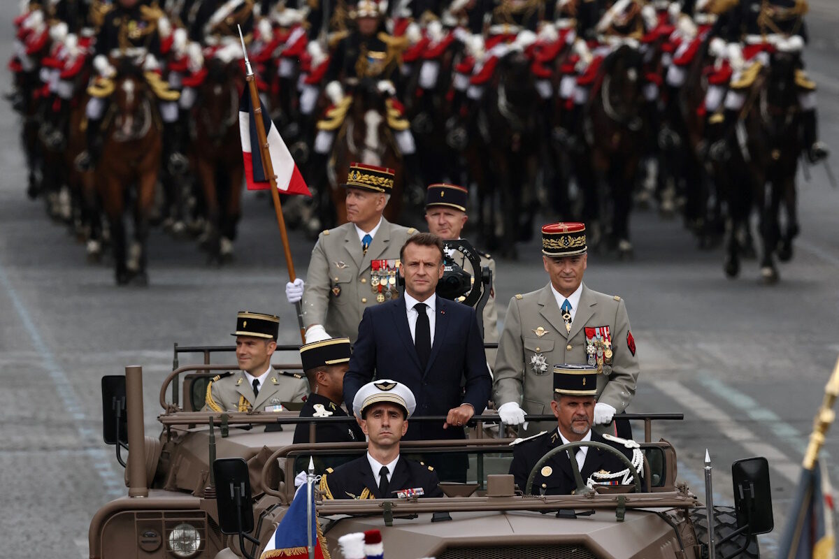 στρατιωτική παρέλαση