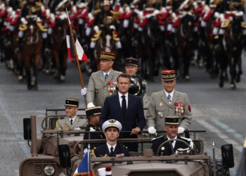 στρατιωτική παρέλαση