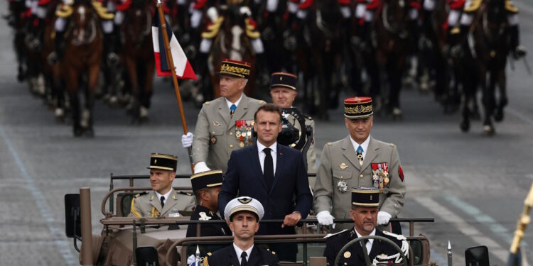 στρατιωτική παρέλαση