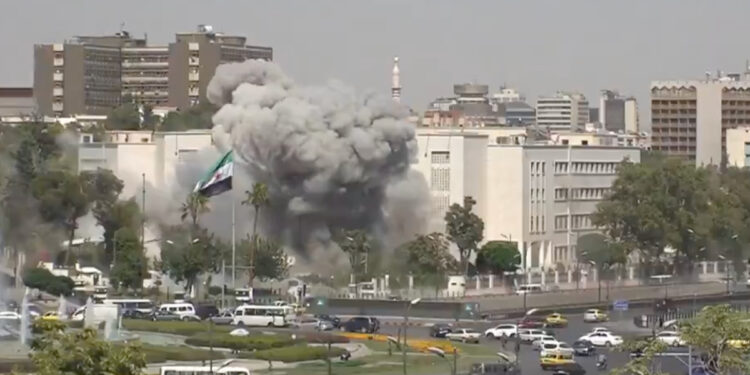 Συρία: Δεύτερο πλήγμα του Ισραήλ στο αρχηγείο του στρατού στη Δαμασκό – «Προειδοποιητικό χτύπημα» και στο προεδρικό παλάτι [vids]