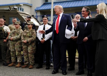 Τραμπ: Επισκέφτηκε τους στρατιωτικούς και τους αστυνομικούς που ανέπτυξε στην Ουάσιγκτον