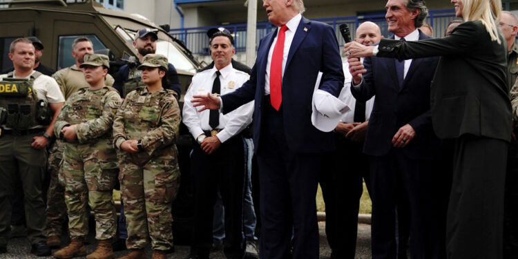 Τραμπ: Επισκέφτηκε τους στρατιωτικούς και τους αστυνομικούς που ανέπτυξε στην Ουάσιγκτον